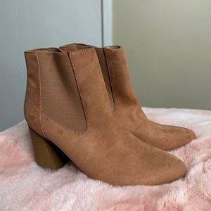 Forever 21 Faux Suede Pull on Heeled Ankle Boot peachy Pink
Women's sz 6
